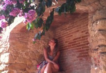 Sous les bougainvilliers