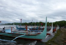 Bangkas sous le ciel couvert